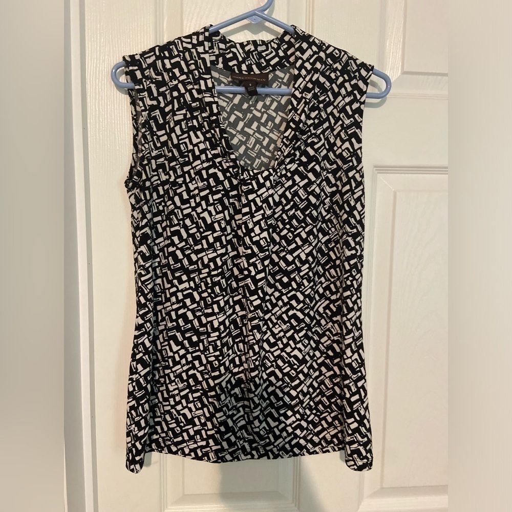 Dana Bachman Sleeveless Sz S Black White Geometric V Neck Line Buisness Casual